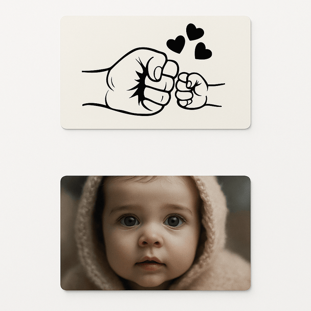 Foto-Karte aus Aluminium mit Babyfüß‑Motiven – gestaltbar mit Foto