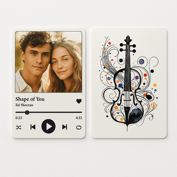 Personalisierte Foto-Karte aus Aluminium mit Musik – Vorderseite mit Foto und Lied „Shape of You“ von Ed Sheeran, Rückseite mit künstlerischem Violine-Design