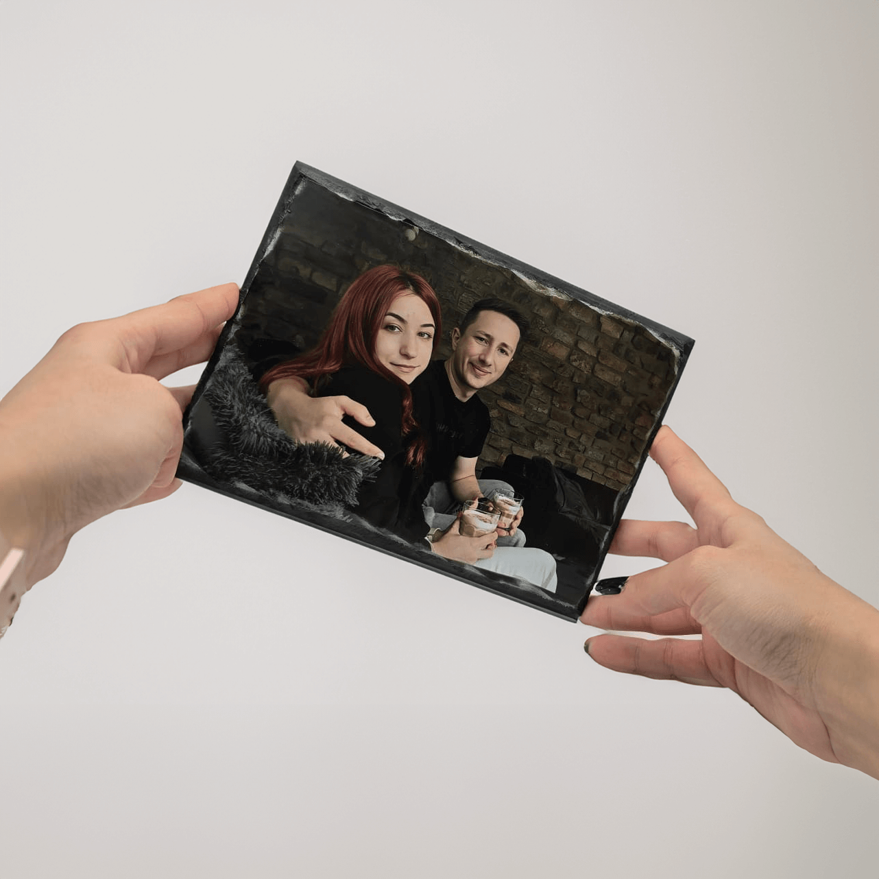 Handgefertigte Schieferplatte aus Naturstein mit personalisiertem Fotodruck und abgeschrägten Kanten
