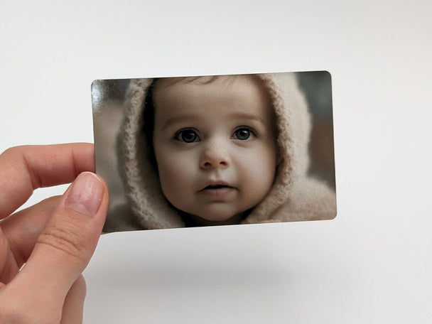 Foto-Karte aus Aluminium mit Babyfüß‑Motiven – gestaltbar mit Foto