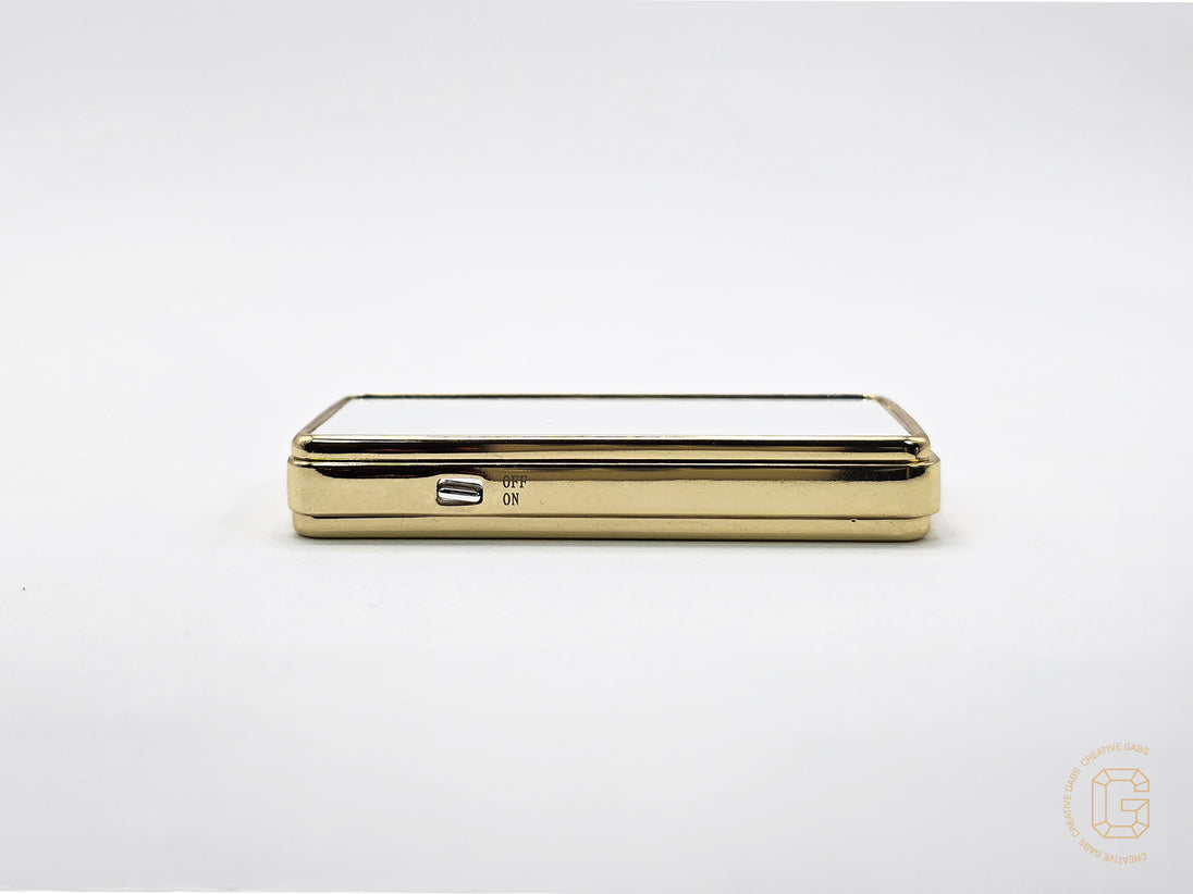 Detailaufnahme eines goldenen personalisierten Feuerzeugs mit glänzender Oberfläche
