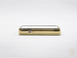 Detailaufnahme eines goldenen personalisierten Feuerzeugs mit glänzender Oberfläche