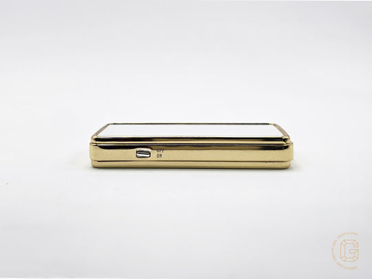 Detailaufnahme eines goldenen personalisierten Feuerzeugs mit glänzender Oberfläche