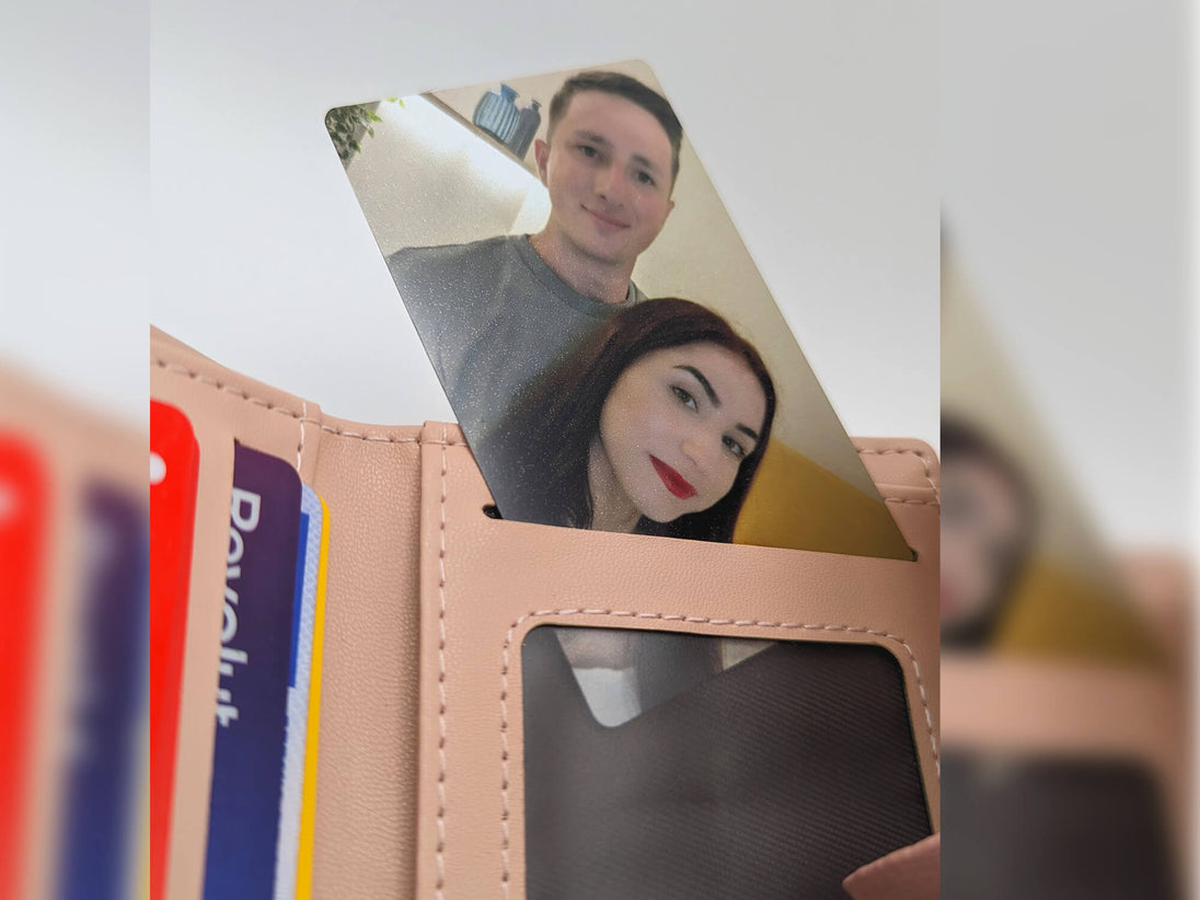 Personalisierte Foto-Karte mit Wunschdatum im Kartenfach eines Portemonnaies – immer griffbereit