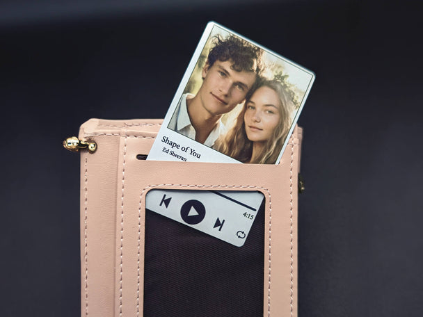 Personalisierte Musik-Foto-Karte halb im Portemonnaie – einzigartiges Fotogeschenk mit Lieblingssong
