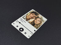 Foto-Karte aus Aluminium mit Musik – personalisiertes Fotogeschenk mit Liedtitel auf schwarzem Hintergrund