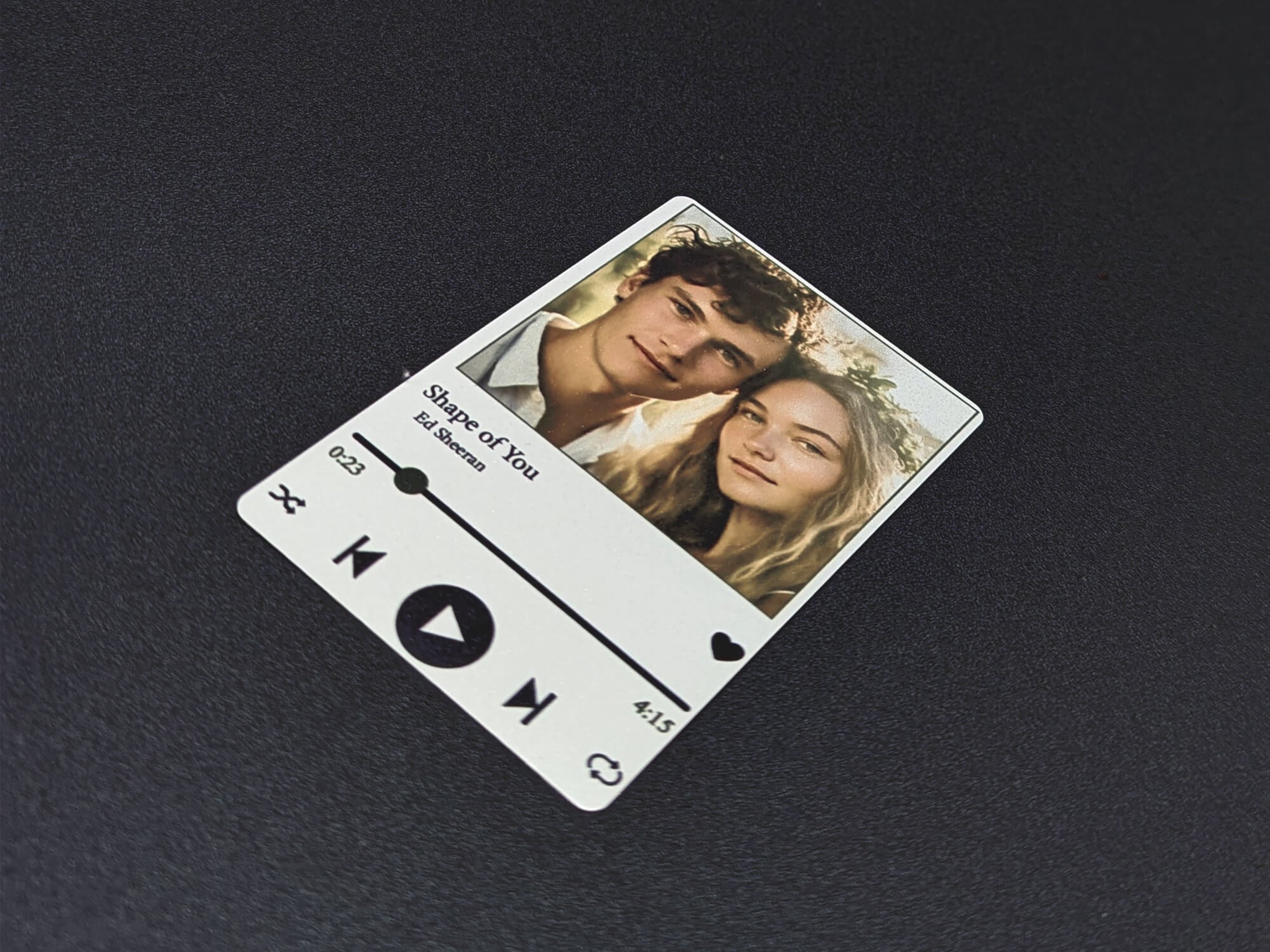 Foto-Karte aus Aluminium mit Musik – personalisiertes Fotogeschenk mit Liedtitel auf schwarzem Hintergrund
