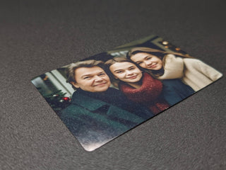 Personalisierte Foto-Visitenkarte aus Aluminium – Vorderseite mit horizontalem Foto im Kreditkartenformat

