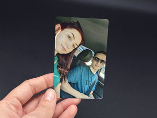 ersonalisierte Foto-Visitenkarte aus Aluminium – Vorderseite mit vertikalem Foto im Kreditkartenformat