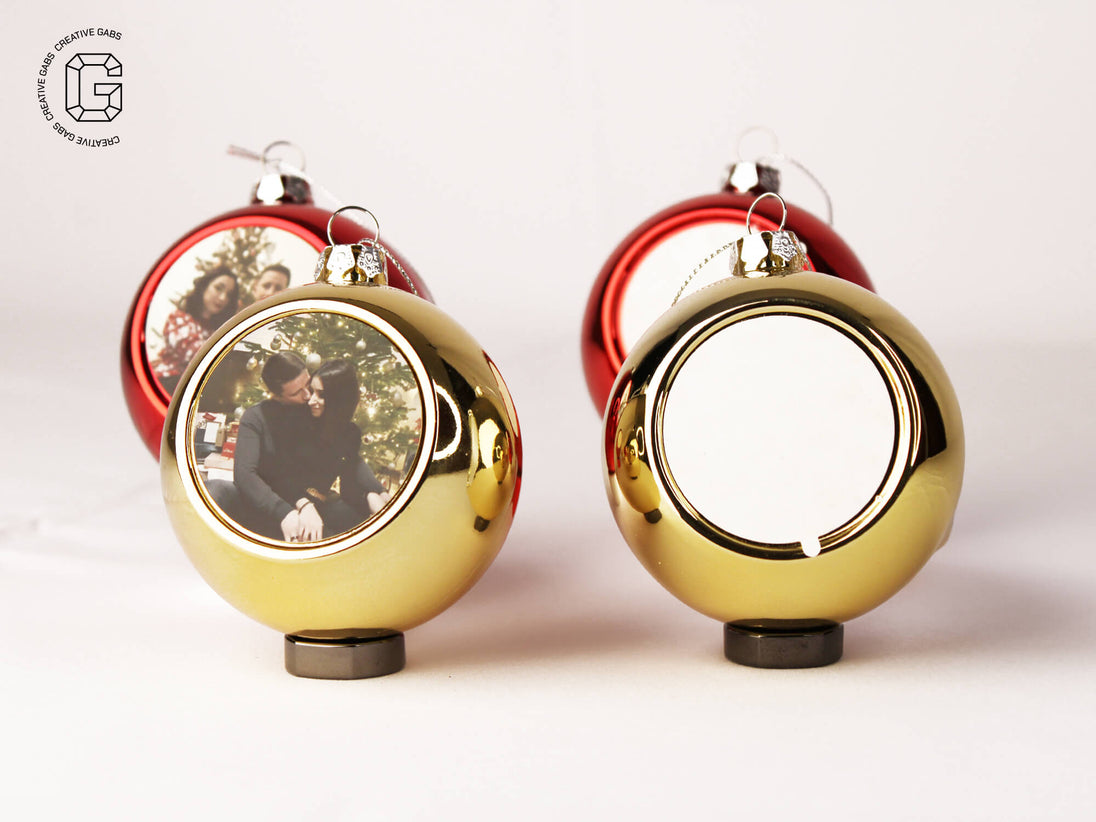 Rückseite und verschiedene Ansichten eines Sets goldener personalisierter Weihnachtskugeln mit Fotoeinsatz