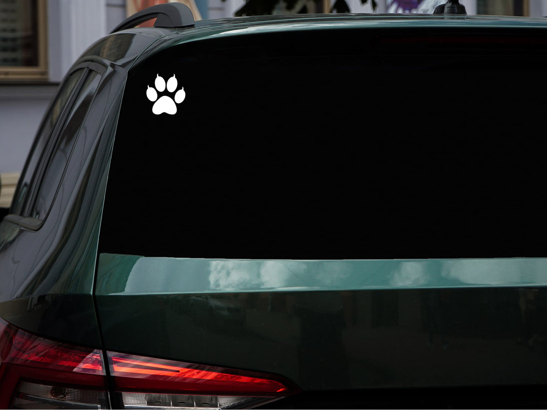 Katzenpfoten mit Herz Autoaufkleber – auf Heckscheibe eines Fahrzeugs angebracht