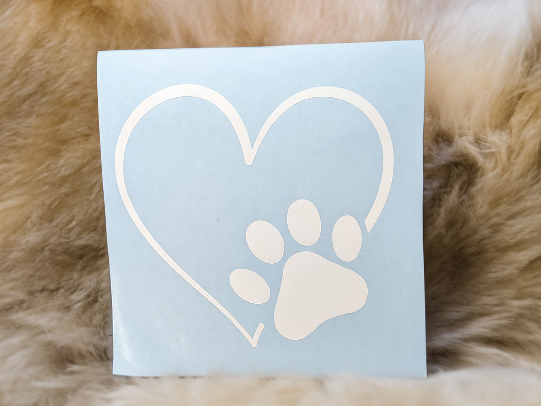 Katzenpfoten mit Herz Sticker auf Transferfolie – bereit zum Kleben