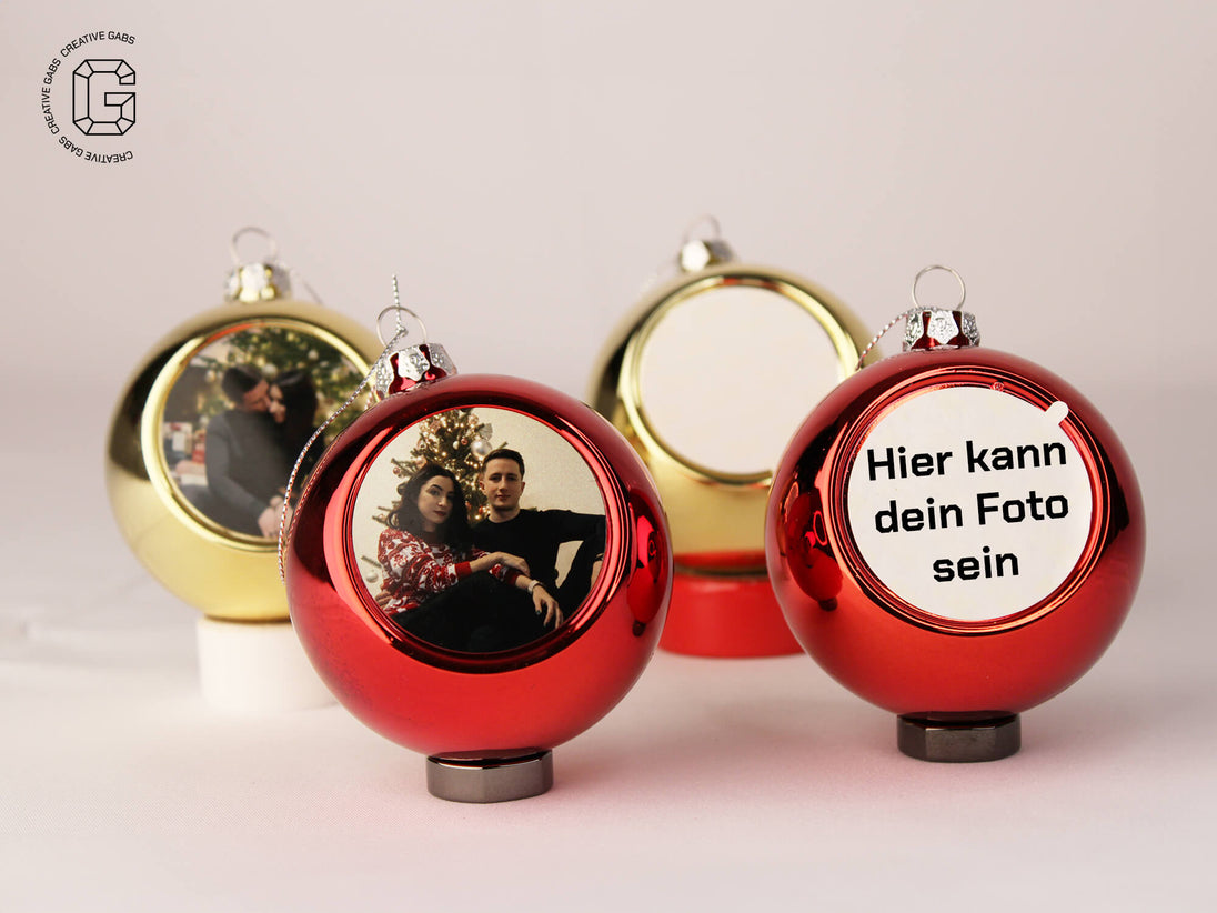 Mehrere rote personalisierte Christbaumkugeln mit Foto, festliche Weihnachtsdekoration