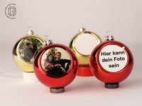 Mehrere rote personalisierte Christbaumkugeln mit Foto, festliche Weihnachtsdekoration