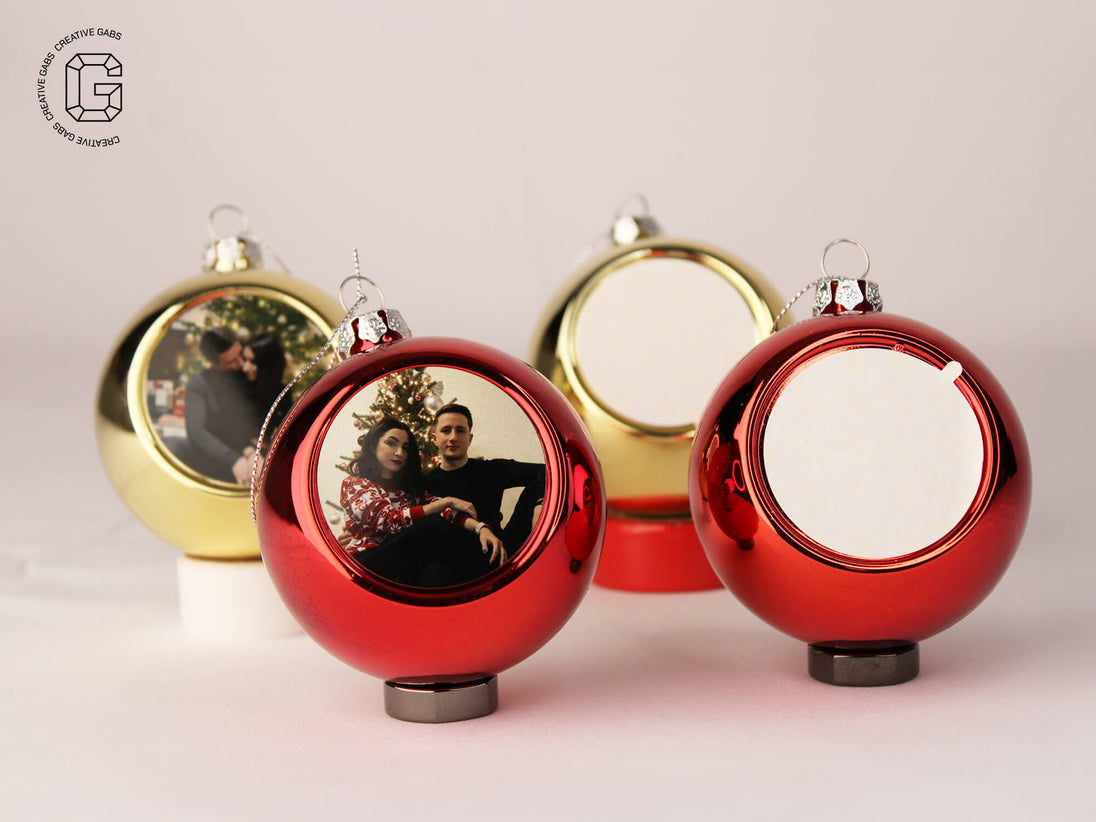 Mehrere rote personalisierte Christbaumkugeln mit Foto, festliche Weihnachtsdekoration

