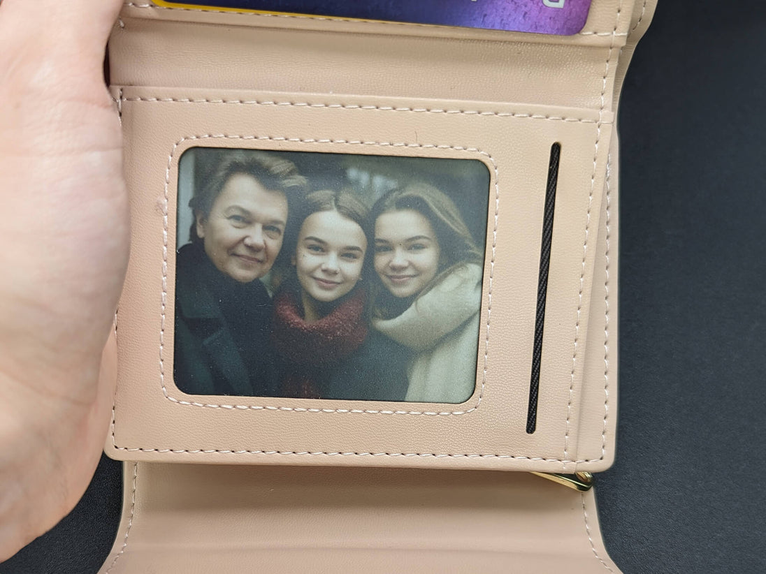 Foto-Visitenkarte personalisiert aus Aluminium – perfekt passend im Portemonnaie