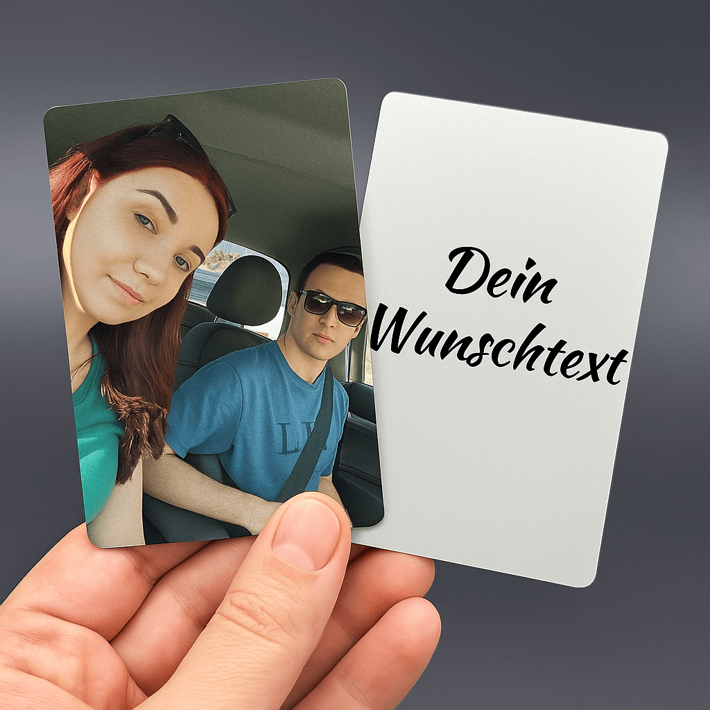 Personalisierte Foto-Visitenkarte aus Aluminium – Vorder- und Rückseite auf Studiohintergrund, Vorderseite mit Foto, Rückseite mit Wunschtext