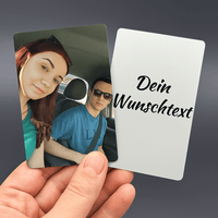Personalisierte Foto-Visitenkarte aus Aluminium – Vorder- und Rückseite auf Studiohintergrund, Vorderseite mit Foto, Rückseite mit Wunschtext