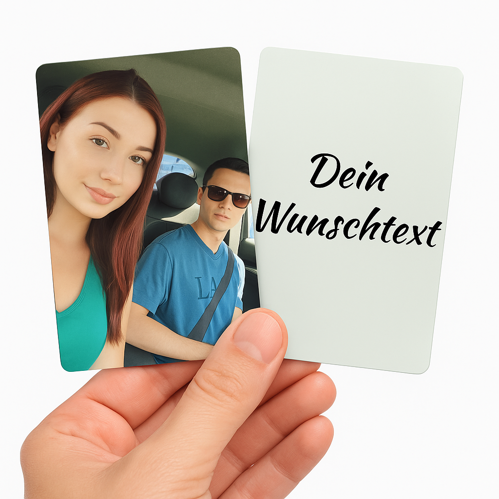 Personalisierte Foto-Visitenkarte aus Aluminium – Vorderseite mit Foto eines Paares, Rückseite mit individuellem Wunschtext, auf weißem Hintergrund