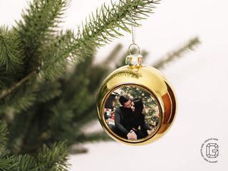 Personalisierte goldene Weihnachtskugel mit Foto – festlich am geschmückten Weihnachtsbaum aufgehängt
