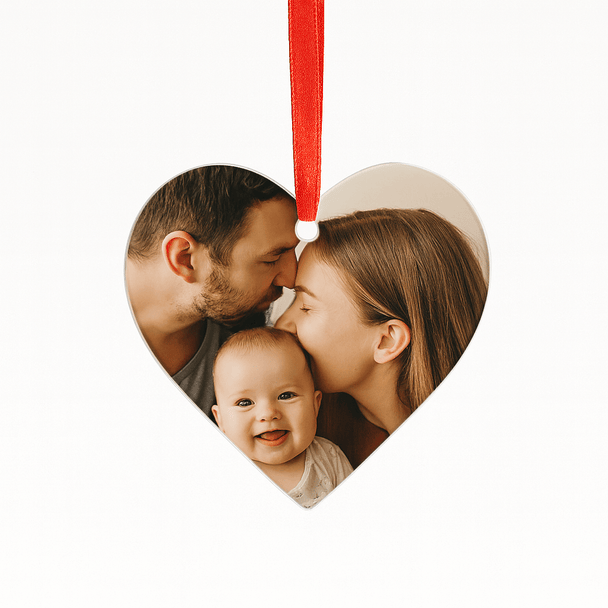 Personalisierte herzförmige Acryl-Weihnachtskugel mit Familienfoto – rotes Band, vor weißem Hintergrund