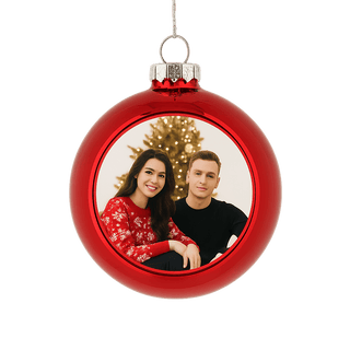 Rote personalisierte Christbaumkugel mit Foto, glänzende Weihnachtsdekoration vor weißem Hintergrund