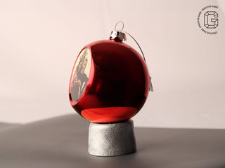  Rote personalisierte Christbaumkugel seitliche Ansicht, glänzend und elegant

