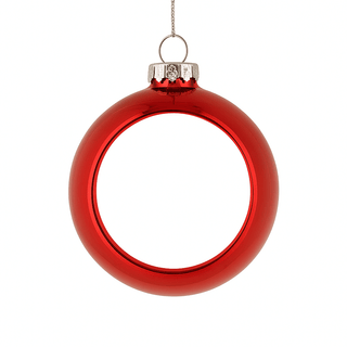 Rote personalisierte Christbaumkugel ohne Foto, glänzendes Weihnachtsornament vor weißem Hintergrund
