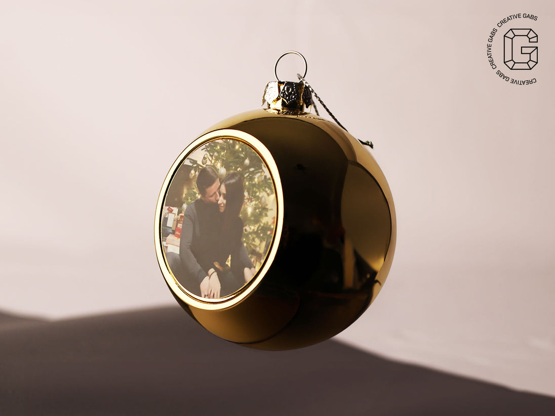 Detailaufnahme einer personalisierten goldenen Weihnachtskugel Ø 80 mm