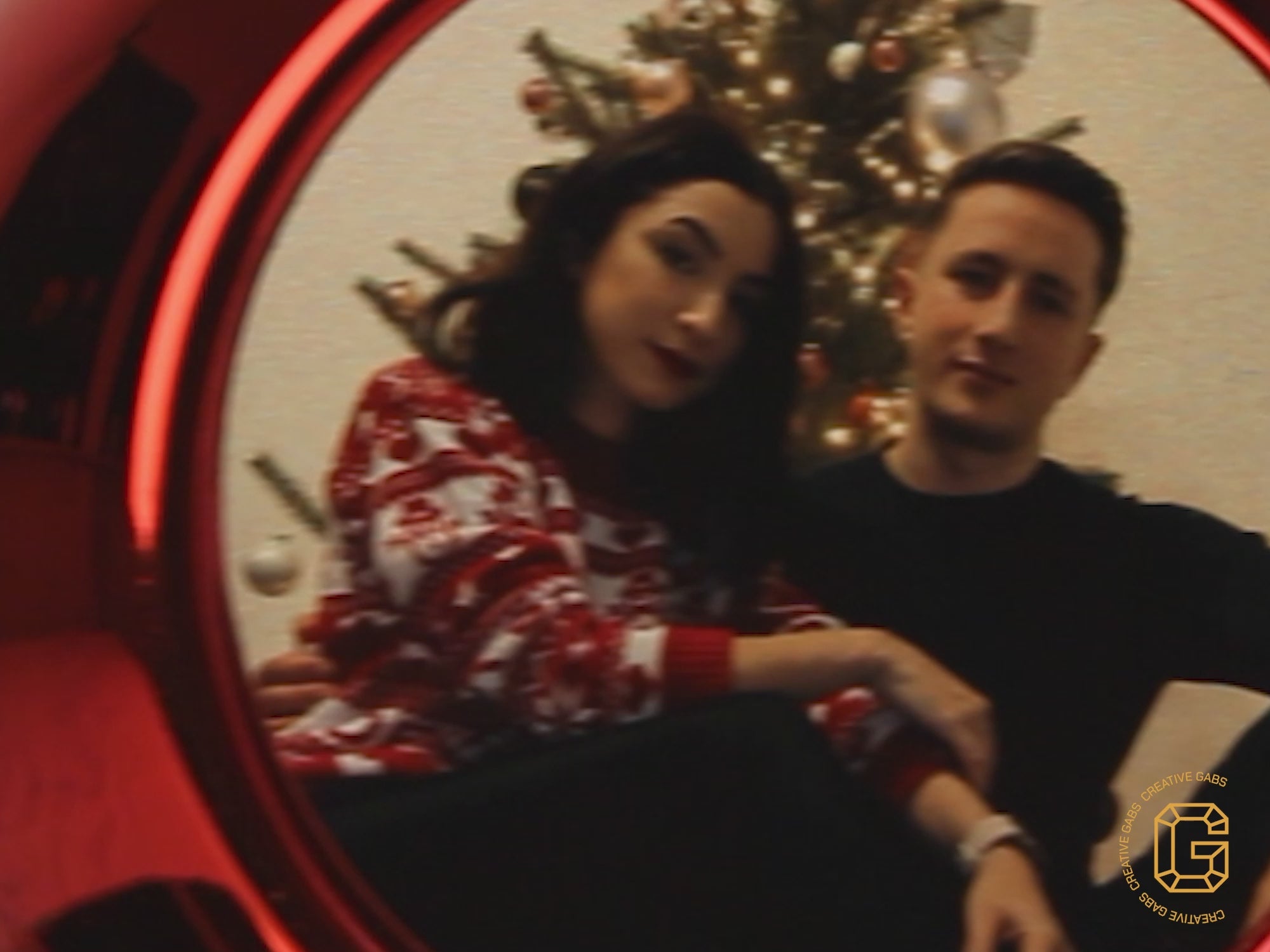  Video einer roten personalisierten Christbaumkugel mit Foto, glänzend und festlich