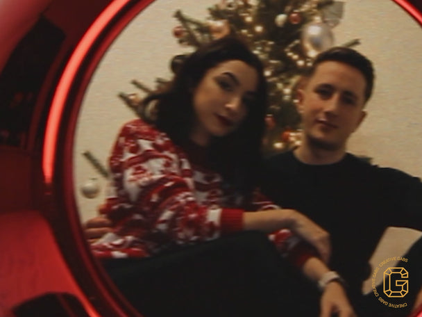  Video einer roten personalisierten Christbaumkugel mit Foto, glänzend und festlich