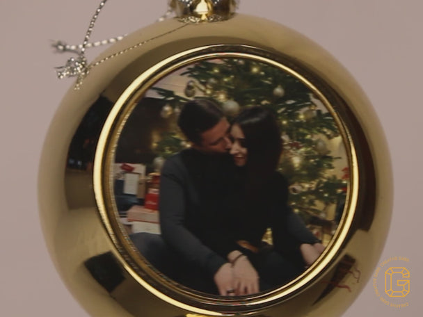Personalisierte goldene Weihnachtskugel mit Foto – festlich am geschmückten Weihnachtsbaum aufgehängt

