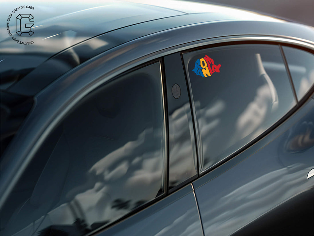 Rumänien Autoaufkleber mit Schriftzug – angebracht auf dem kleinen Seitenfenster eines Autos
