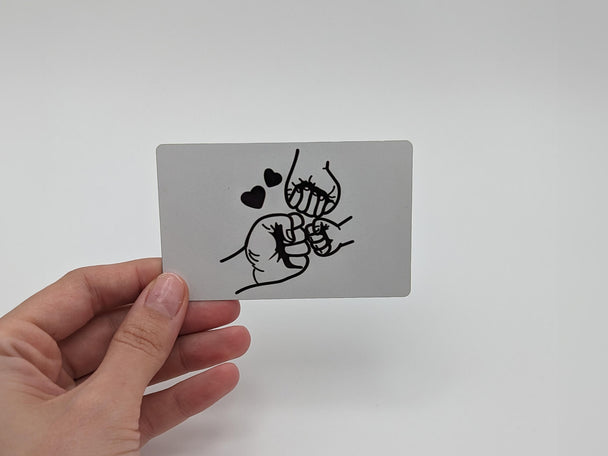 Foto-Karte aus Aluminium mit Babyfüß‑Motiven – gestaltbar mit Foto