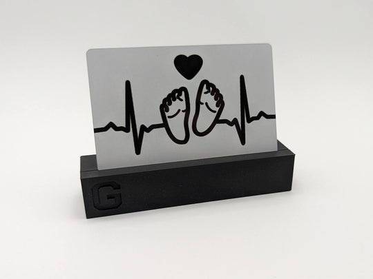 Foto-Karte aus Aluminium mit Babyfüß‑Motiven – gestaltbar mit Foto