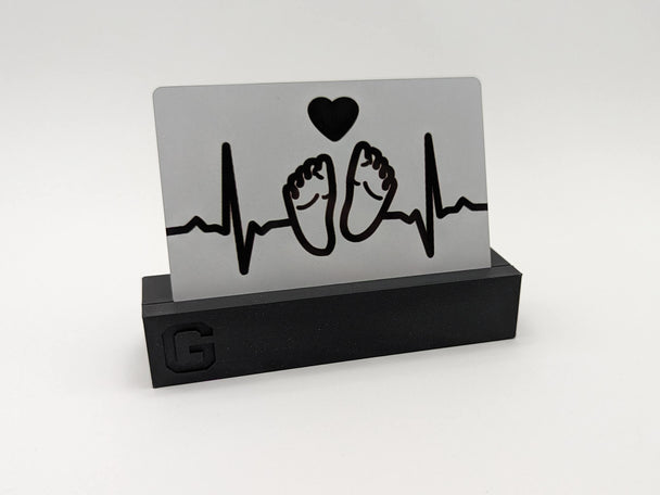 Foto-Karte aus Aluminium mit Babyfüß‑Motiven – gestaltbar mit Foto