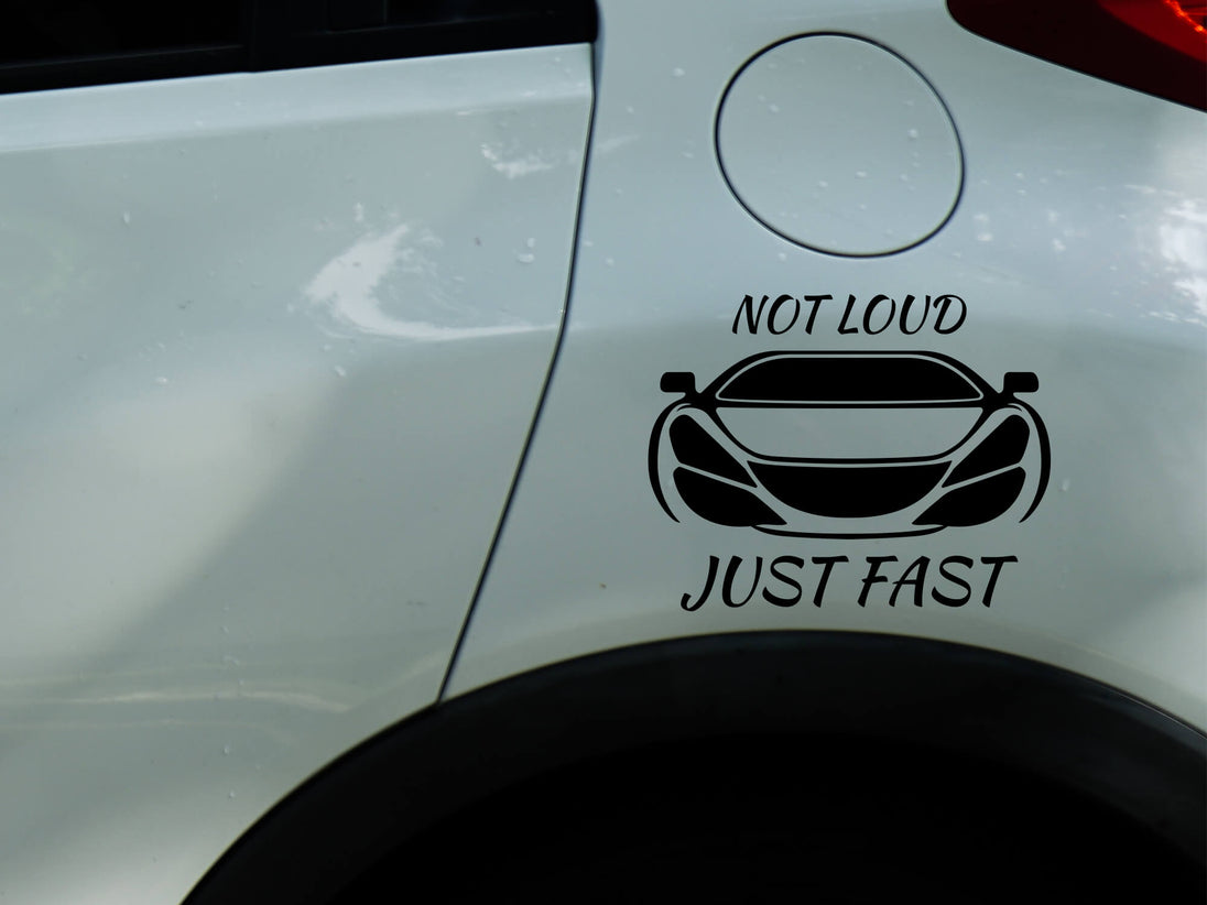 Schwarzer Not Loud Just Fast Autoaufkleber an der Autotür