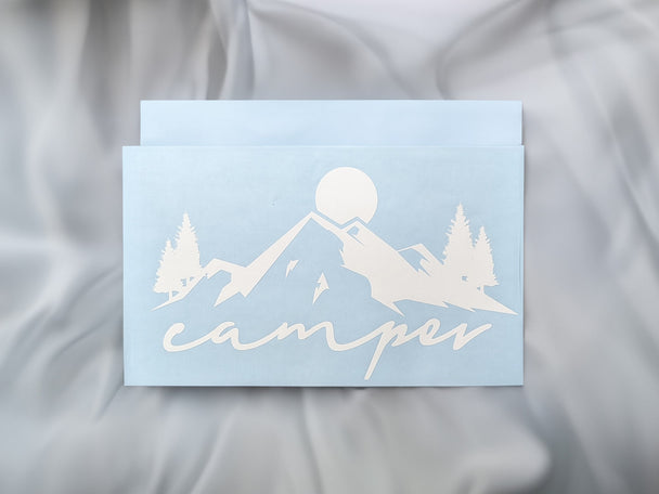 Camper Sticker mit stilisiertem Bergmotiv
