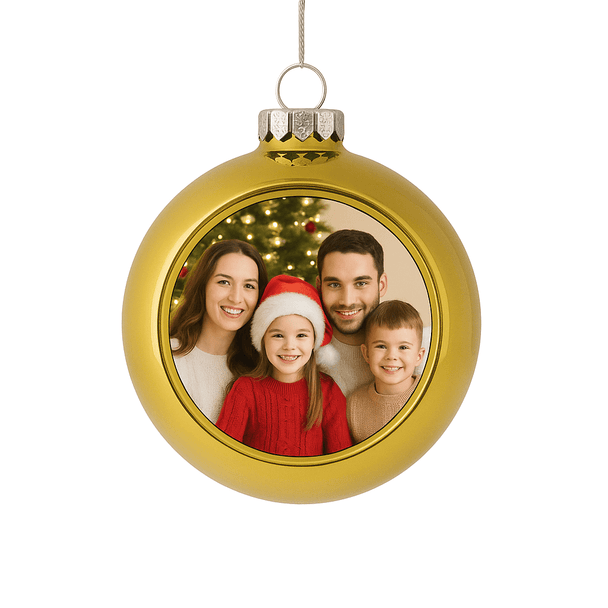 Goldene Weihnachtskugel mit Familienfoto am geschmückten Tannenbaum