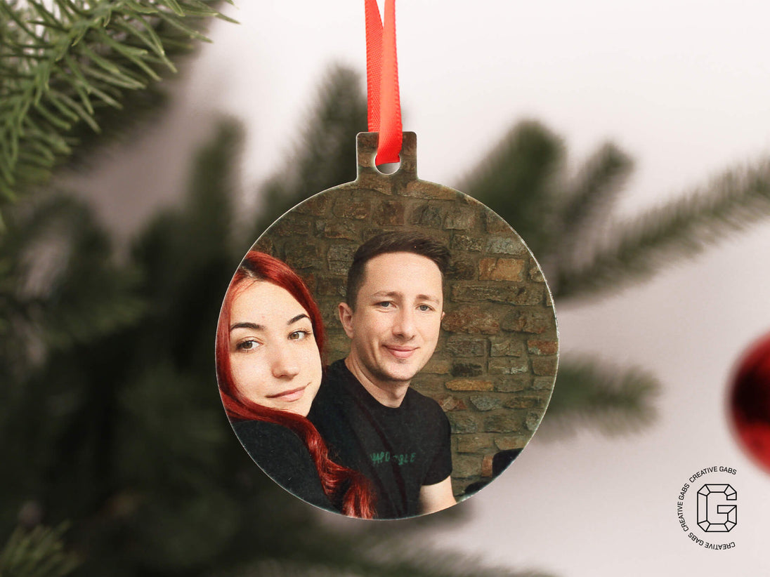 Flache Weihnachtsbaumkugel Metall – individueller Fotoanhänger mit rotem Band