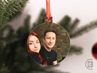 Flache Weihnachtsbaumkugel Metall – individueller Fotoanhänger mit rotem Band