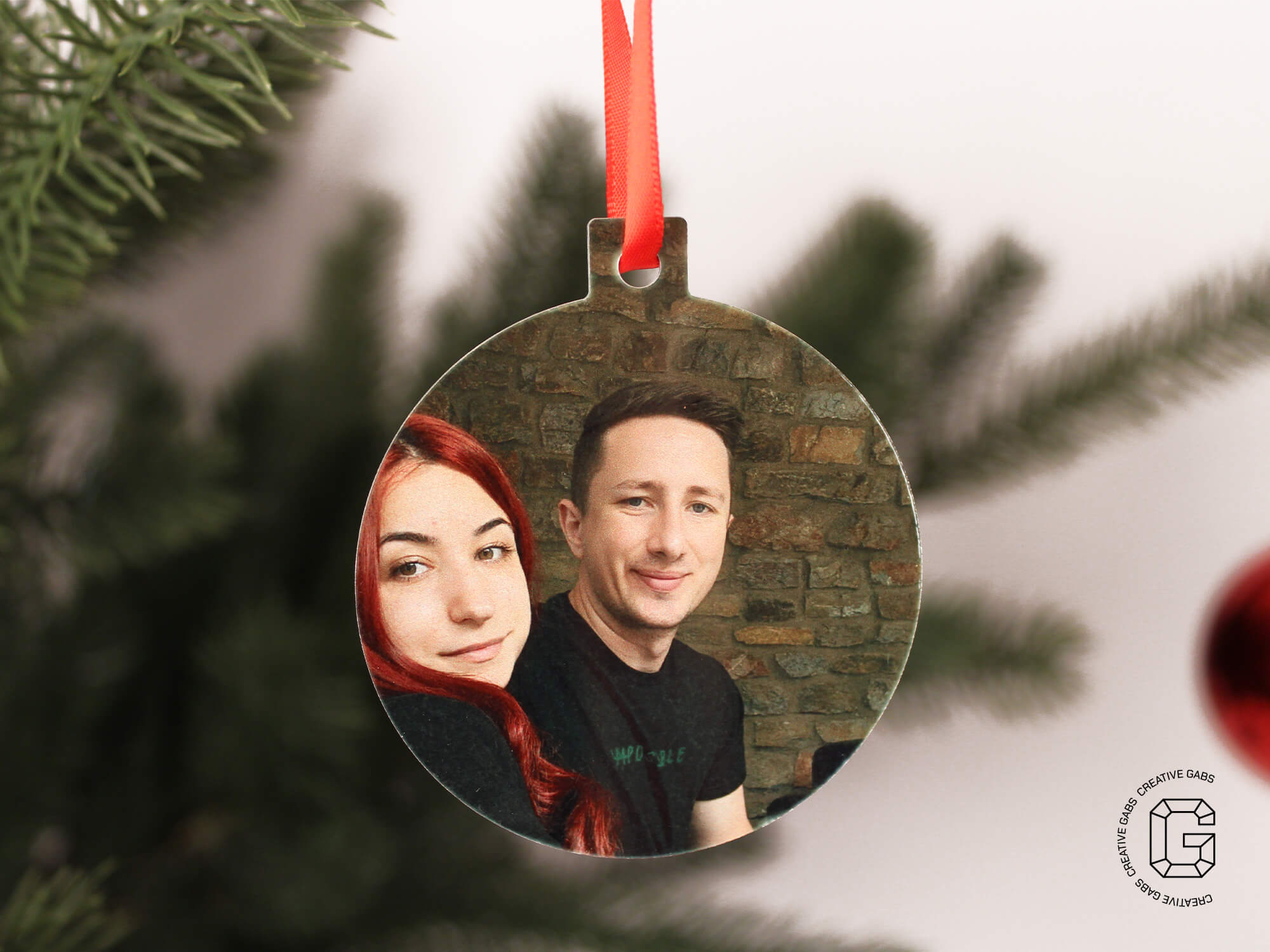 Flache Weihnachtsbaumkugel Metall – individueller Fotoanhänger mit rotem Band