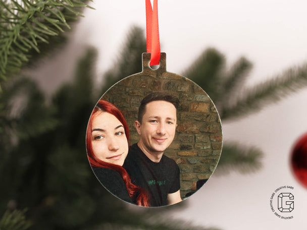 Flache Weihnachtsbaumkugel Metall – individueller Fotoanhänger mit rotem Band
